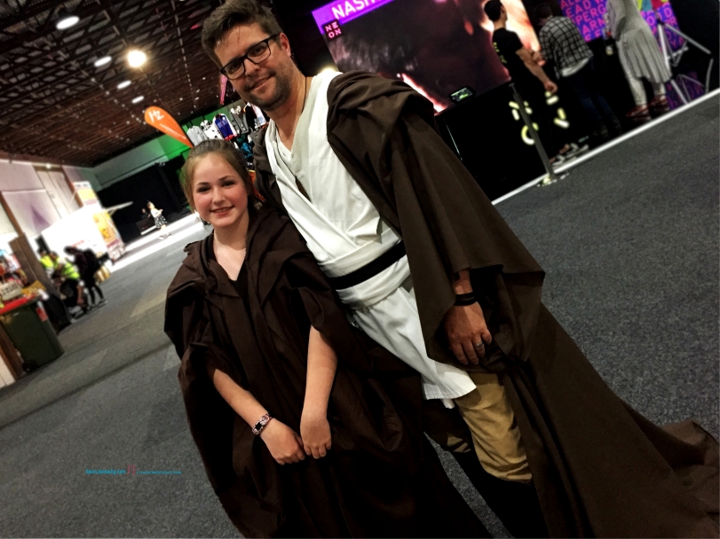 Star Wars Cosplay.. a very cute pair.. there's always be Jedi's around..